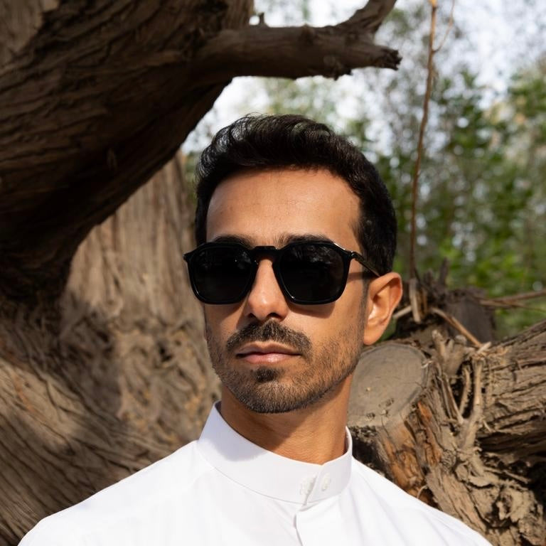 Francisco Black — نظارات Looklight — صورة Lifestyle — خفيف لا يُحسّ به
