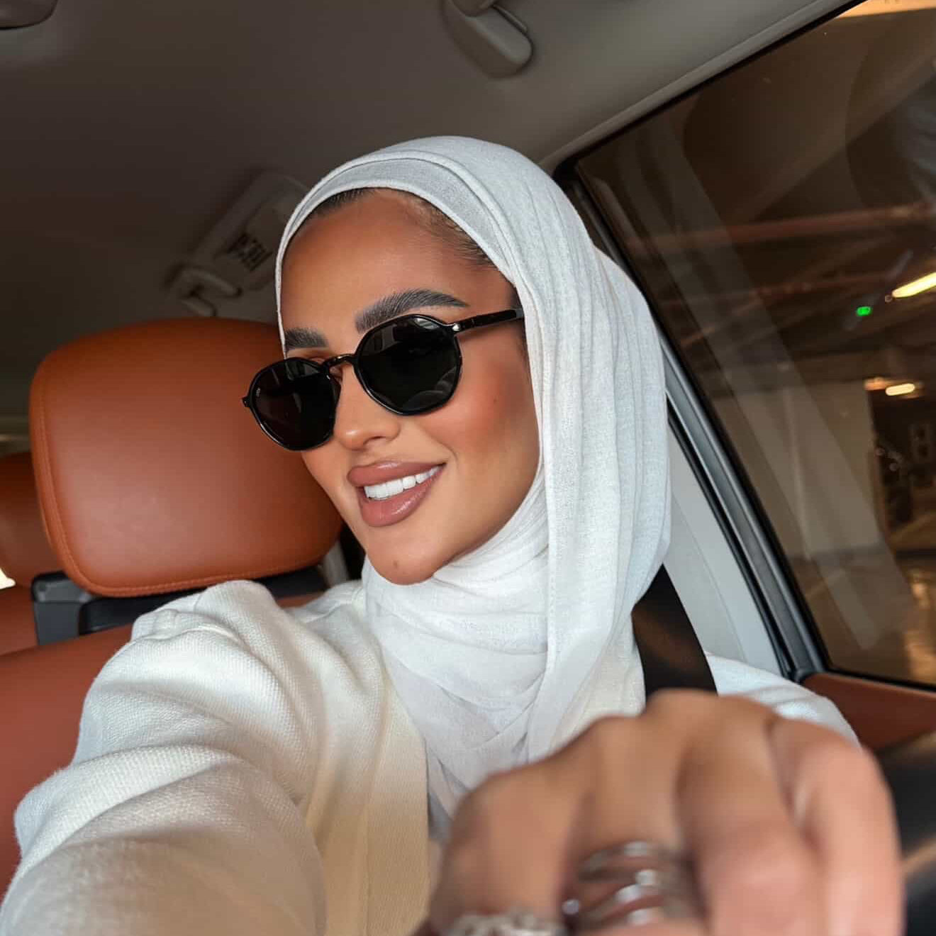 Santorini Black — نظارات Looklight — تفاصيل الإطار والعدسة الخضراء