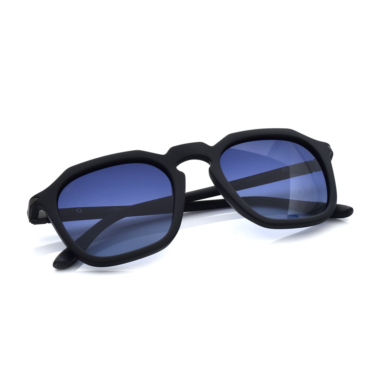 Francisco Matte Black — نظارات Looklight — صورة Lifestyle — أسود مات بلا ضجيج