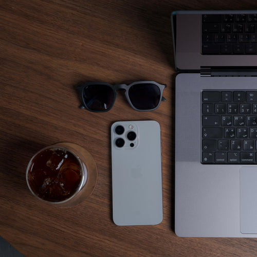 Francisco Matte Black — لايف ستايل — مع iPhone وLaptop